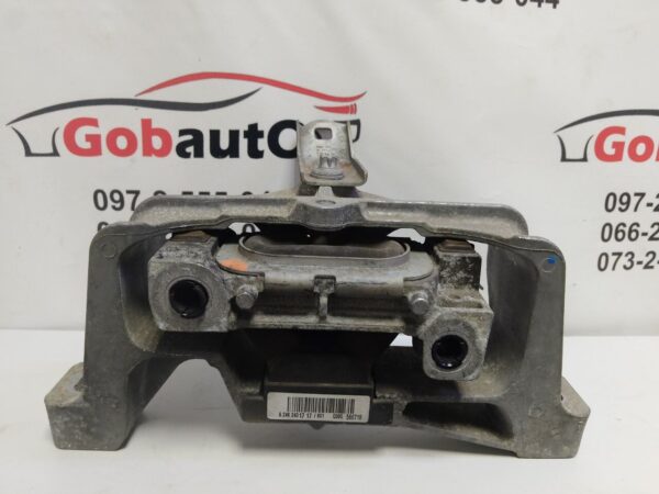 Б/У Подушка двигуна права  MERCEDES A180 W176 A2462401717