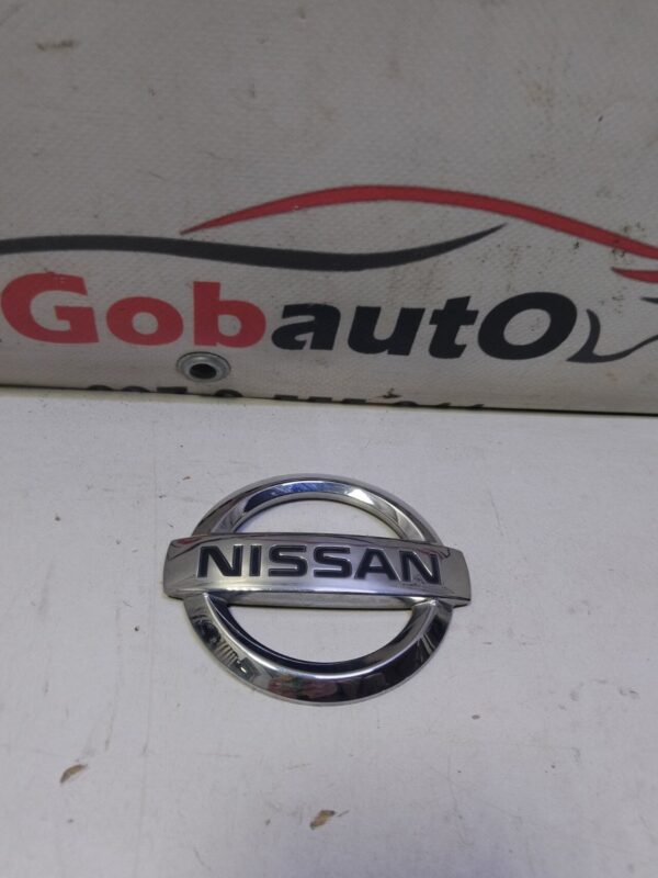 Б/У Ємблема значок кришки багажника  NISSAN LEAF 90890JD000