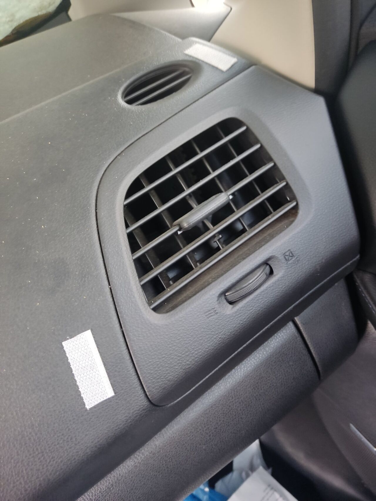 Б/У Дефлектор правий NISSAN LEAF 68760-3NA0A