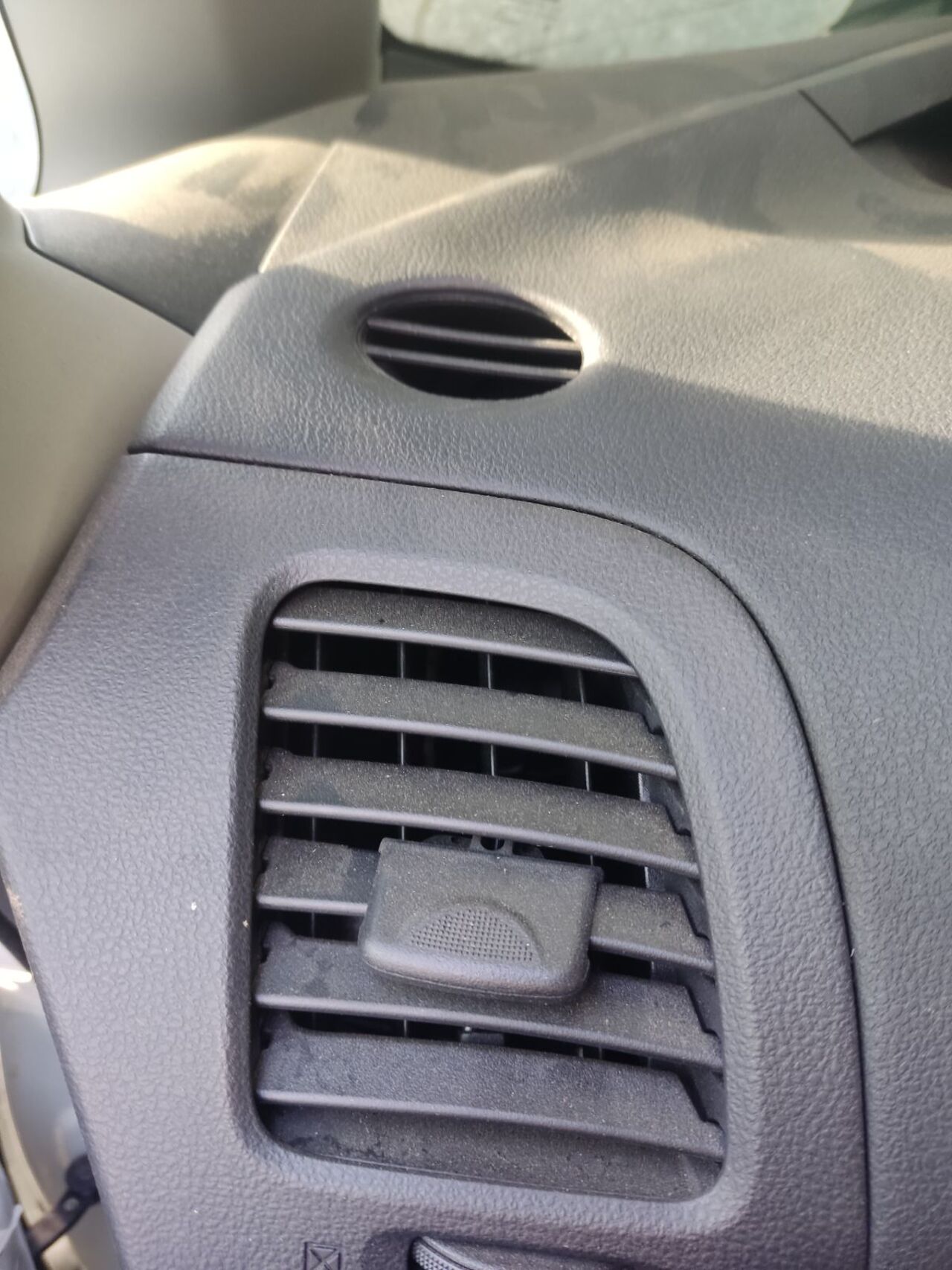 Б/У Дефлектор перед лівий NISSAN LEAF 68761-3NA0A