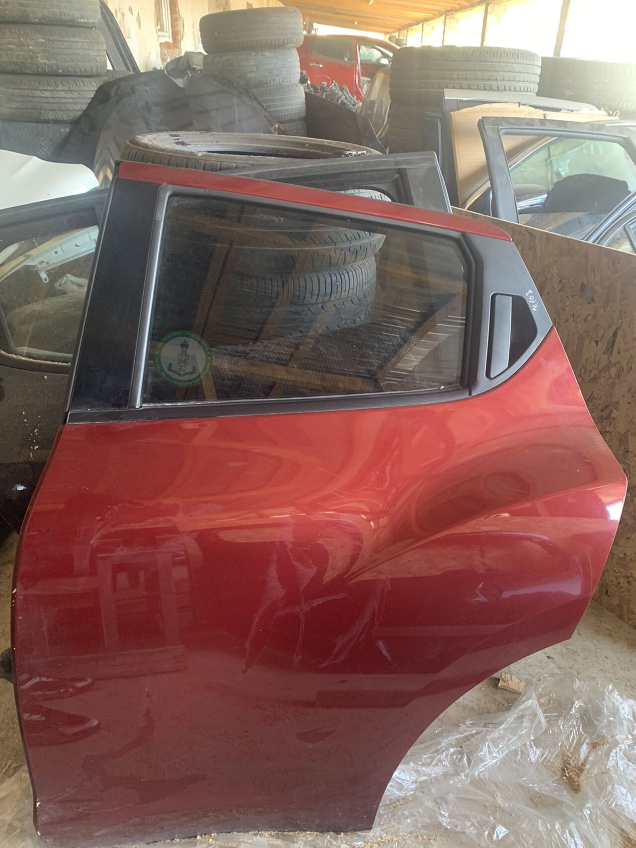 Б/У Двері задні ліві гола колір (NAH Червоний ) NISSAN JUKE М104 H21011KKMA