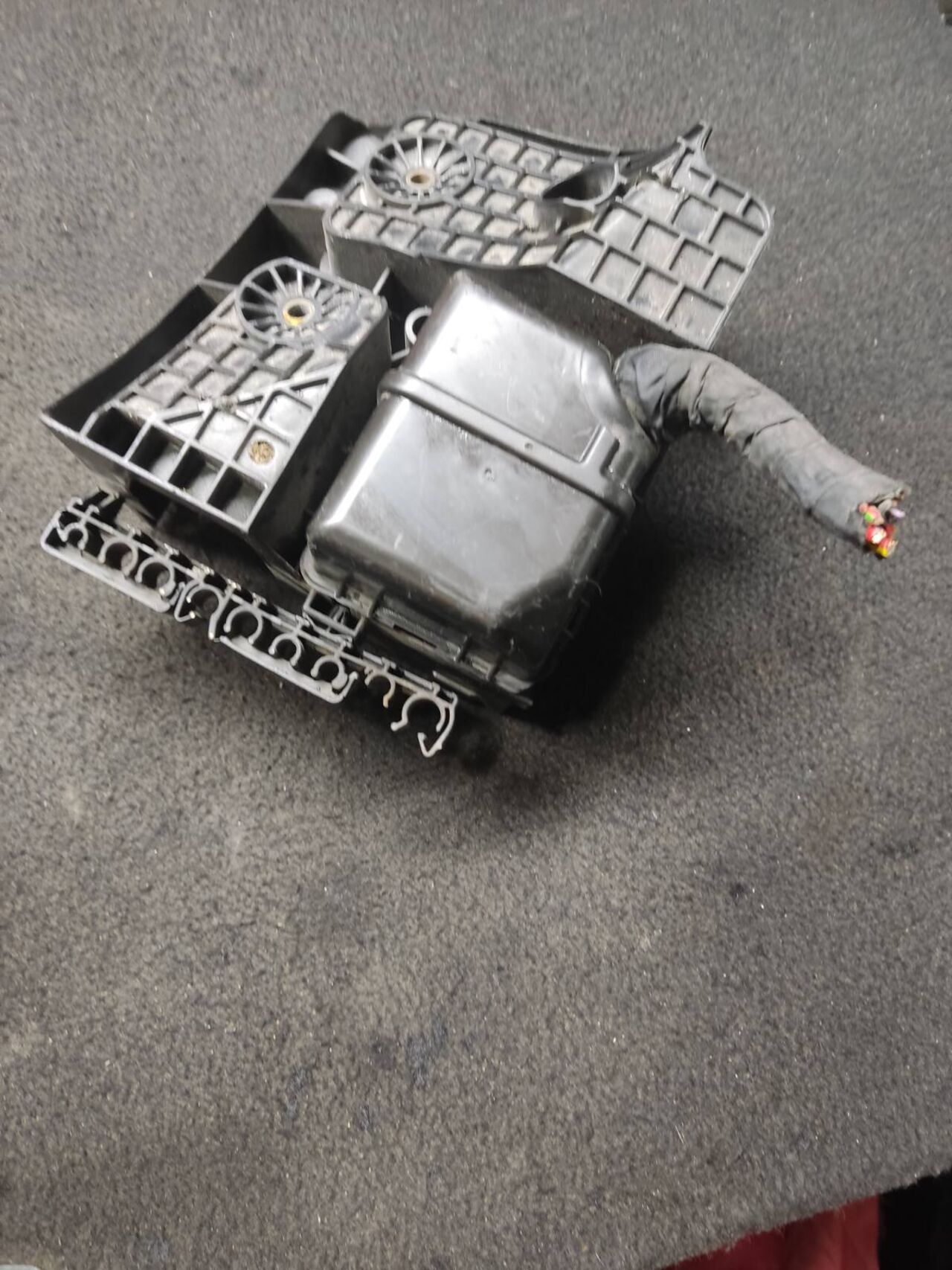 Б/У Кронштейн блоку запобіжників VOLKSWAGEN PASSAT B6 1k0907361b