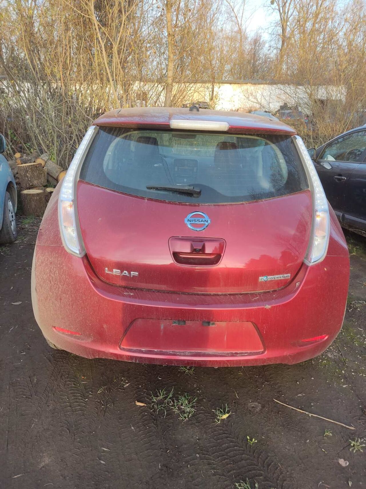 Б/У Кришка багажника зад ляда Червона NISSAN LEAF 901003NF0A