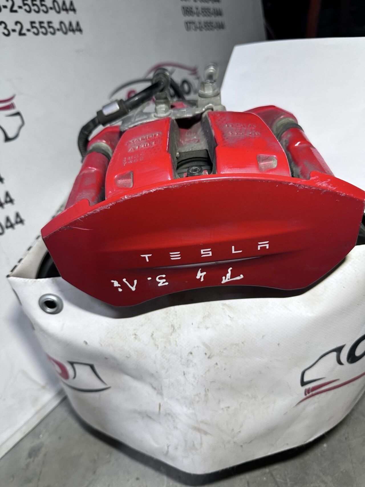 Б/У Суппорт гальмівний задній лівий з моторчиком PERFORMANCE TESLA MODEL Y M4 1044623-01-J