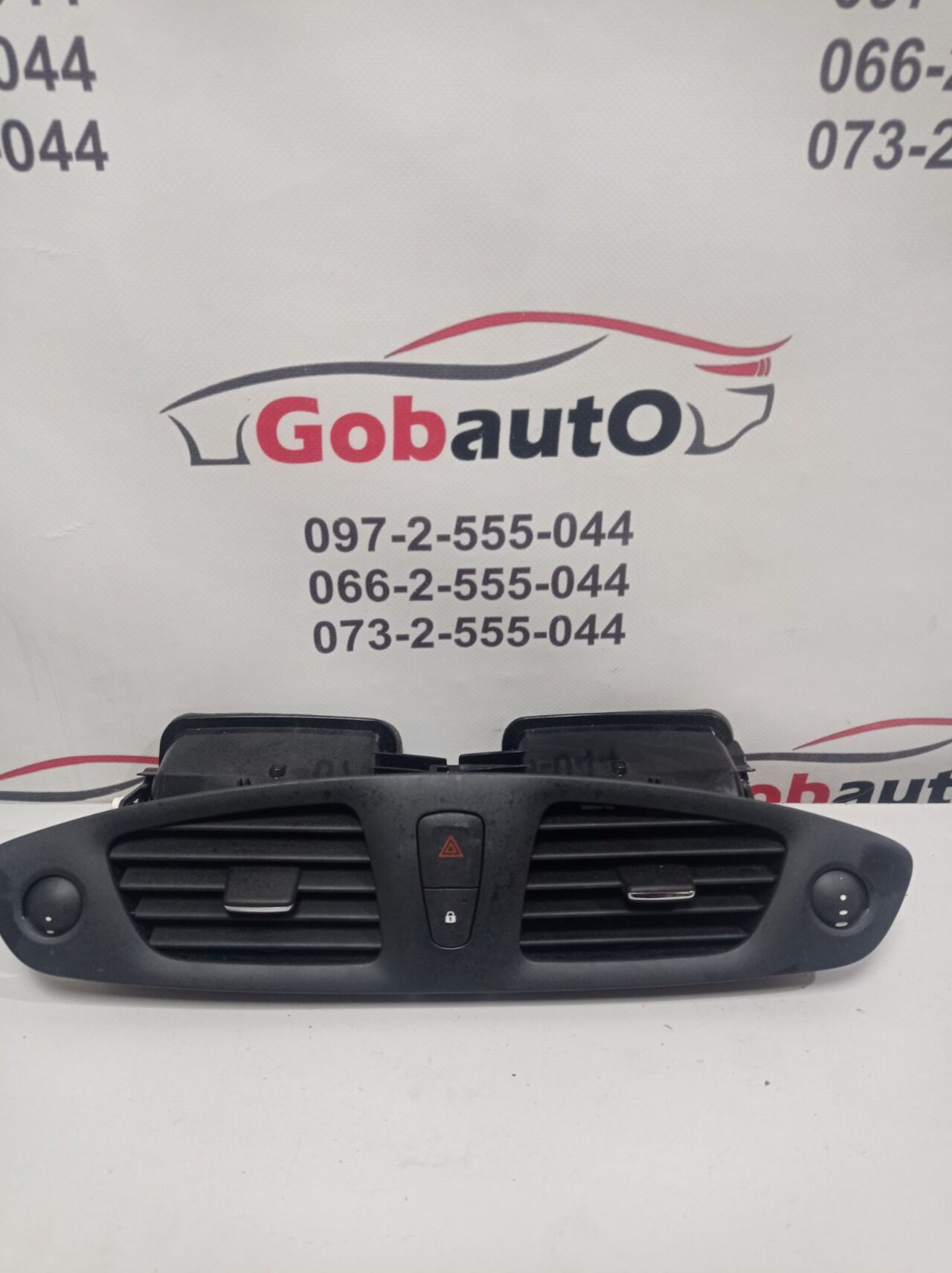 Б/У Дефлектор центральний обдува салону 2015 RENAULT SCENIC III 682600031R